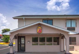 Super 8 by Wyndham Sherman has Smoking rooms