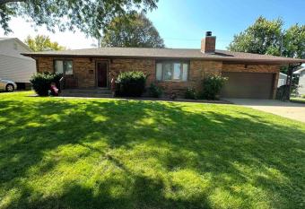 A great house by Fonner Park has Balcony rooms
