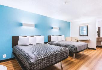 Sky Palace Inn & Suites By Jasper Beeville has Smoking rooms