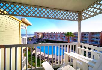 Beach Front Retreat - Ocean View Condo - Beach Across St - Newly Renovated - 2 Heated Pools - Hot Tubs - Tennis - Gym - Kids Pool - BBQ has rooms with a private hot tub