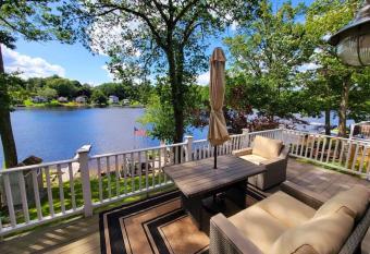 Cozy Lake Cottage has Balcony rooms