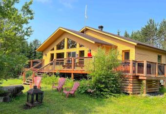 Chalet L'  rable Mont-Tremblant/Lac Sup  rieur & SPA has rooms with a private hot tub