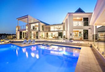 Sorrento Sunrise By The Bay has rooms with a private hot tub