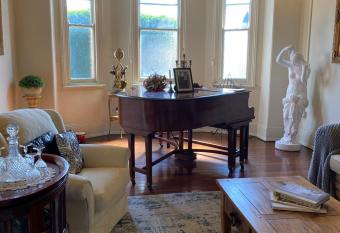 Wingham House 1889 has Balcony rooms