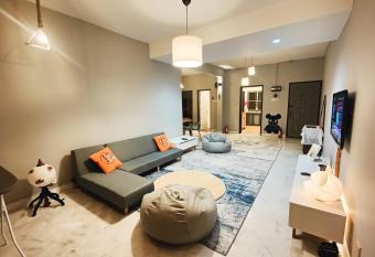 The Jewel with FREE WiFi and Box TV has rooms with a private hot tub