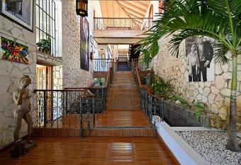 Hospitality Expert Music Mansion - 8BR Pool Bar allows 18 year olds to book a room