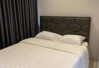 Luxe 1-Bedroom Haven with Ocean View on the 5th Floor of Kalani Tower has Balcony rooms