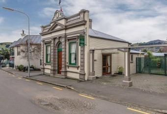 Historic Shipping Office - Akaroa allows 18 year olds to book a room