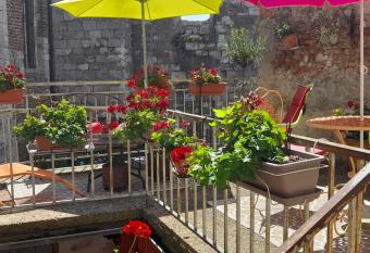 Sur le chemin has Balcony rooms