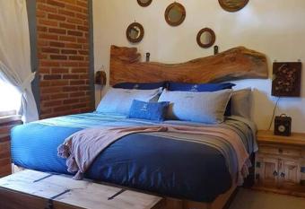 Caba  a Claro de Luna Artemisa allows 18 year olds to book a room