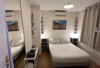 Villa des Palmiers, Chambre n  1, Lit double allows 18 year olds to book a room