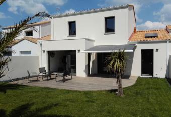 Maison    100m de la Mer allows 18 year olds to book a room