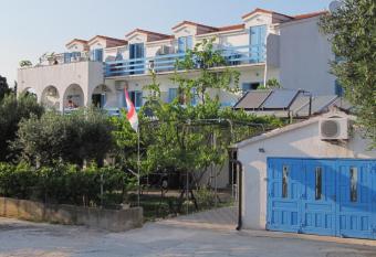 Studio apartment in Sucuraj with sea view, balcony, air conditioning, WiFi 3560-4 has Smoking/Balcony rooms