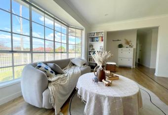 Charming House with free parking&wifi allows 18 year olds to book a room