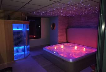 Loft Zen LOVE ROOM has rooms with a private hot tub