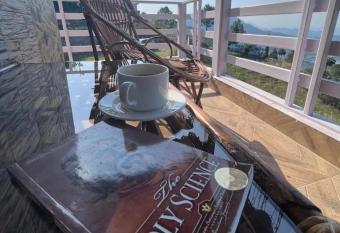 The cliff house on the ridge has Balcony rooms