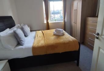 Business & Leisure City Centre 2 Bed En-suite Apartment with free parking and Netflix allows 18 year olds to book a room
