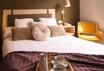 HOTEL MAUROS EL PUIG allows 18 year olds to book a room