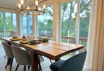 Chalet BIA - Au courant des 2 rivi  res has rooms with a private hot tub