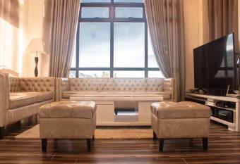 J. Erich Place Crystal Cave has rooms with a private hot tub