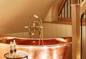 Unique Luxury Countryside Stay! allows 18 year olds to book a room