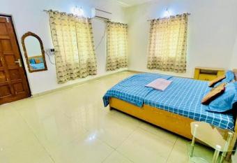 Luxury farmhouse for party has rooms with a private hot tub