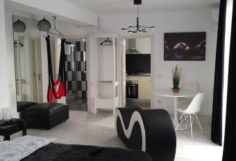 B&W Romantic Studio 18+ allows 18 year olds to book a room