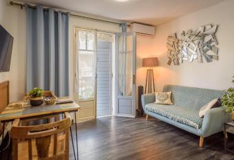 1A - Chambres et Appartements au calme - Centre St Denis - Barachois has Balcony rooms