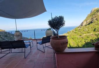 Villa di Lusso a Taormina allows 18 year olds to book a room
