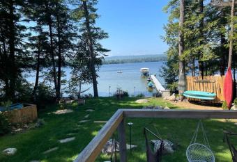 Waterfront house w/ hot tub & unreal sunsets. has rooms with a private hot tub