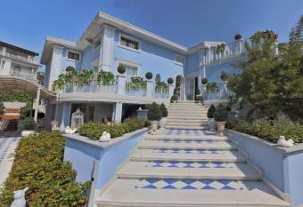 La maison delle favole has Balcony rooms