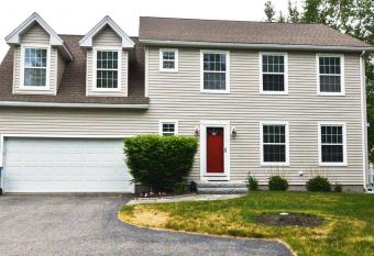 Great neighborhood 3 Bed w/ hot tub $3700/mo + has rooms with a private hot tub