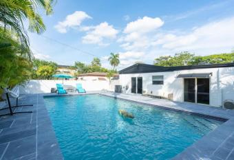 Private Paradise in Miami North, Pool, BBQ, 4Br has Balcony rooms
