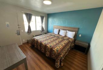 Super 7 inn allows 18 year olds to book a room