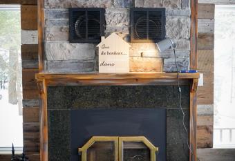 Chalet Le Shack O2 has rooms with a private hot tub