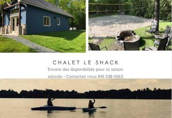 Chalet Le Shack has rooms with a private hot tub