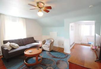 Cozy Airport Apt 7 Min to Downtown Parking allows 18 year olds to book a room