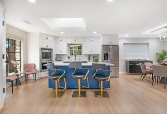 DALLAS DELIGHT! Spacious Luxurious Heated Pool Spa House 4BR - Sleeps 14! has rooms with a private hot tub