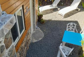 VillaBadlou  has rooms with a private hot tub