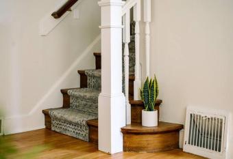 Charming & Roomy 3-Bed Waterbury Residence has Balcony rooms