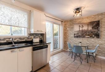 Maison de ville/Spa, BBQ et table de billard has rooms with a private hot tub