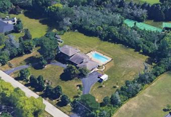 2-Acre Highland Park Retreat with Heated Pool ~ 5* has rooms with a private hot tub