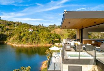 Espectacular Villa en Guatap   con jacuzzi en frente de la represa allows 18 year olds to book a room