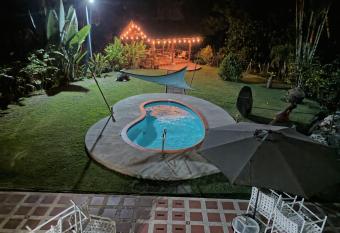 YETHAN HOUSE has rooms with a private hot tub