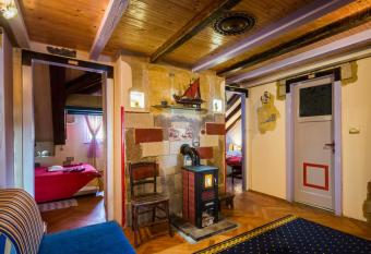 Guest House Roman Horizon allows 18 year olds to book a room