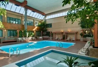 Chic themed 4 bedroom + Hottub + Free Parking has rooms with a private hot tub