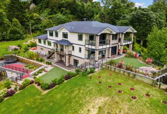 Lifestyle Excellence has rooms with a private hot tub