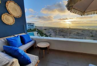 Appartement, piscine et vue sur mer sans vis    vis allows 18 year olds to book a room