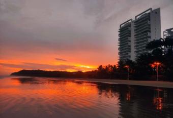 Departamento con Vista Espectacular en Tonsupa Frente al Mar has rooms with a private hot tub