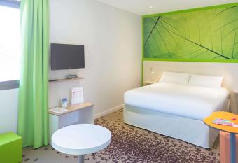 ibis styles Villeneuve Sur Lot allows 18 year olds to book a room